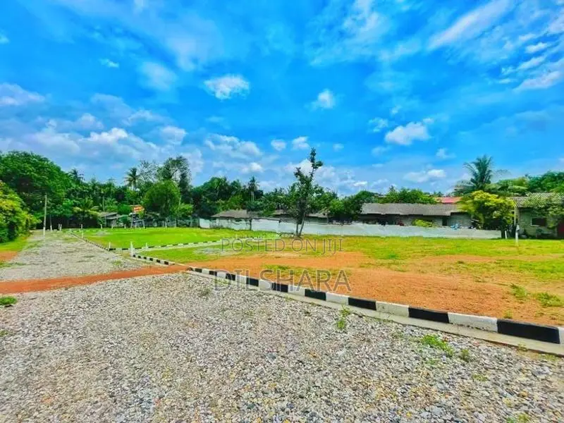 Udugampala නගරයෙන් ජාතික පාසලකට නුදුරින් සියළු පහසුකම් සහිත බිම් කොටසක