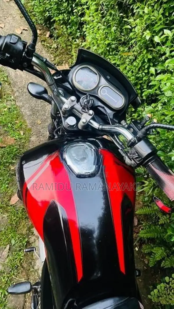 Bajaj V15 2016