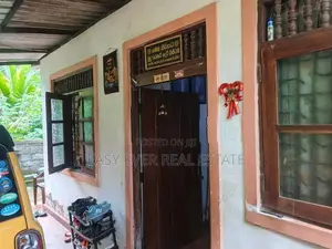 දෙල්ගොඩ – පුගොඩ පාර, මූකලාන හංදිය අසල වටිනා නිවසක්