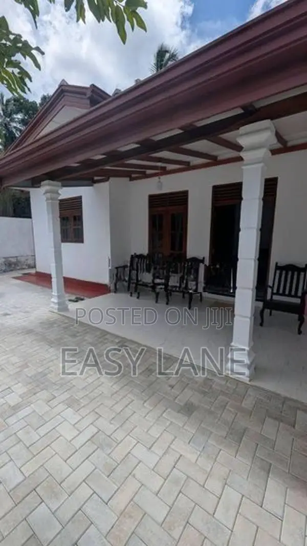 වැලිවේරිය පර්චස් 12.5 සමග නිවස