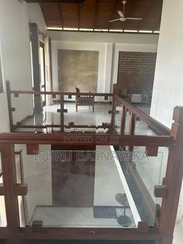 Baththaramulla Koswaththa Aggona Pet Allowed 5 Beds House For Rent.