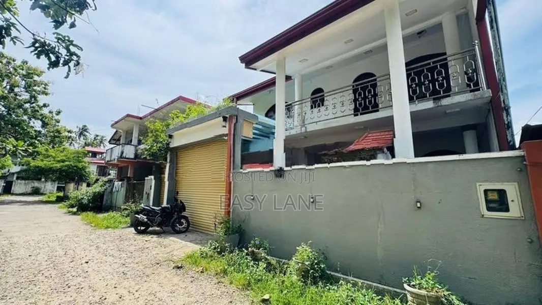 නවගමුව පත්තිනි දේවාලය අසලින් අංගසම්පූර්ණ දෙමහල් නිවසක් විකිණීමට