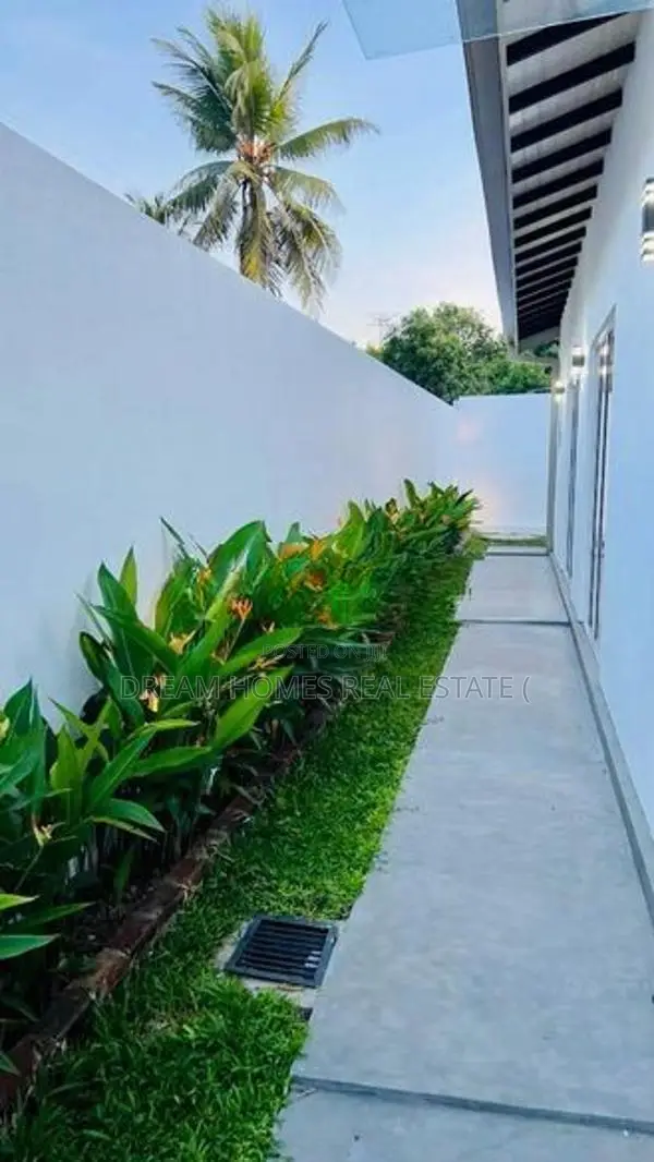 Stylish 2BR Modern Home With Courtyard – Athurugiriya