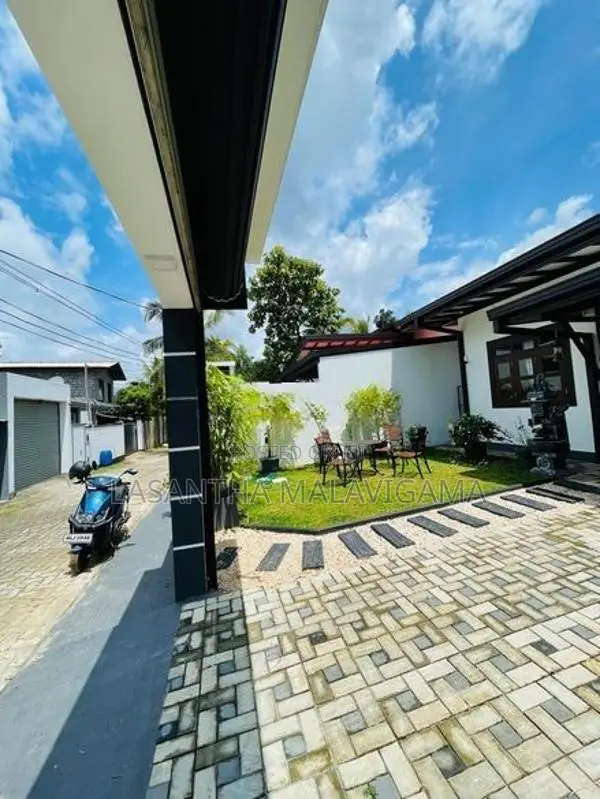 Single storey houses for sale in Athurugiriya with furniture