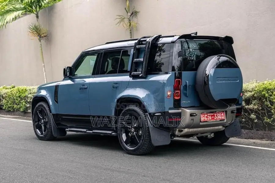 Land Rover Defender P300 2025