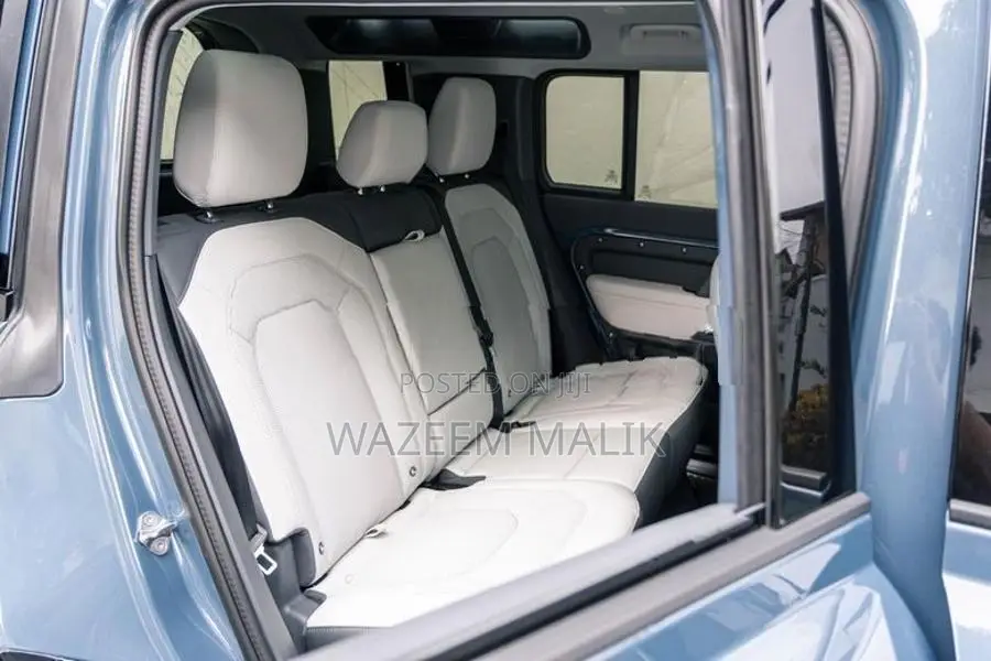 Land Rover Defender P300 2025