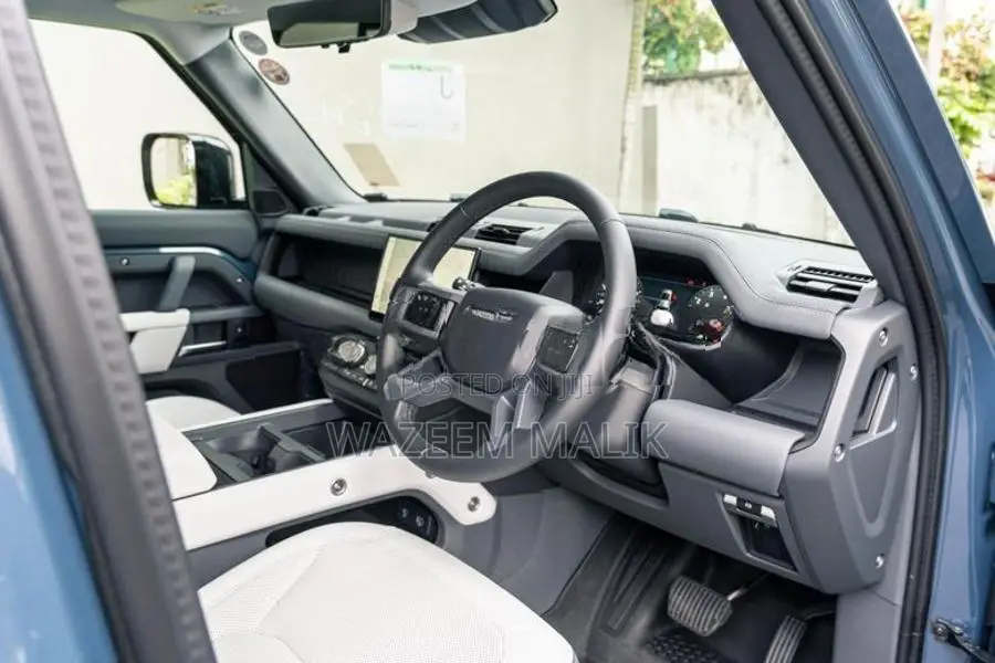 Land Rover Defender P300 2025