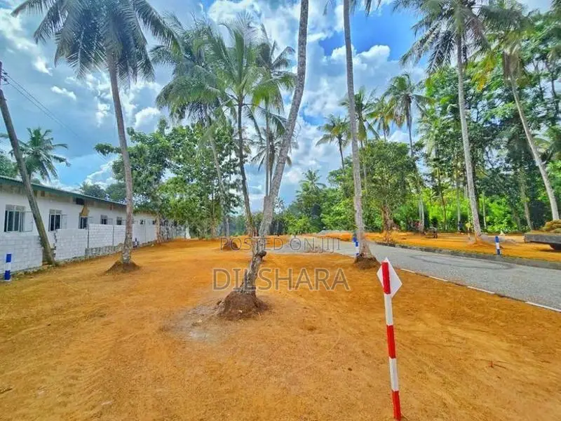 Yakkala නුවර පාරට ආසන්නව වටිනා ඉඩමක්