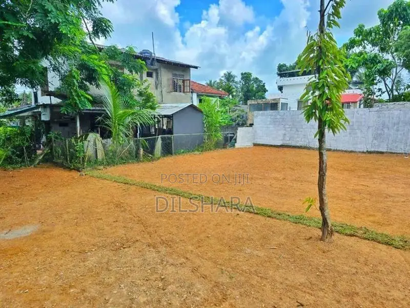 Yakkala නුවර පාරට ආසන්නව වටිනා ඉඩමක්