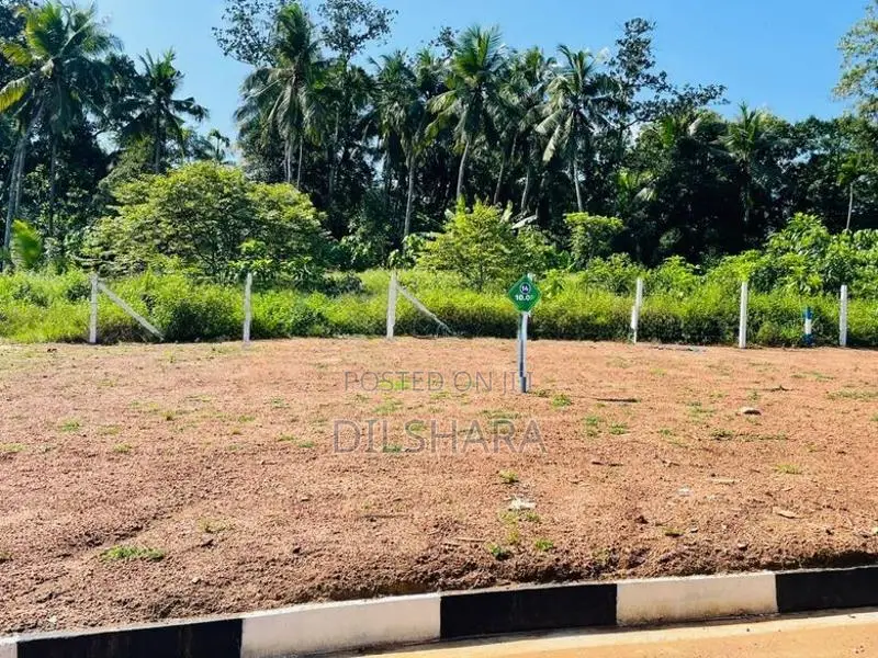 Yakkala කලගෙඩිහේනෙන් පදිංචියකට වටින් ඉඩමක්