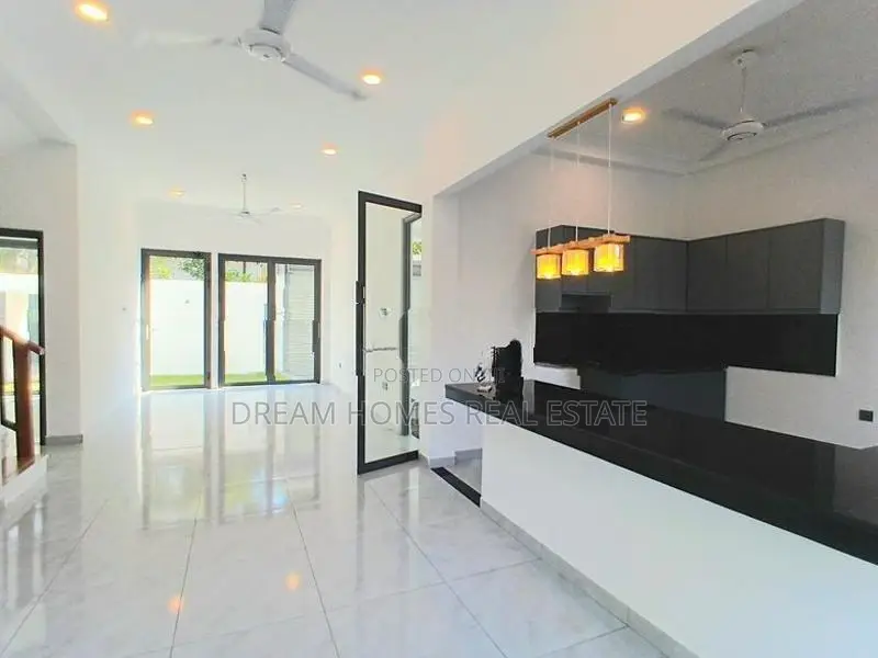 නගරයට ලගම නවීන නිවසක් විකිණීමට - පිලියන්දල