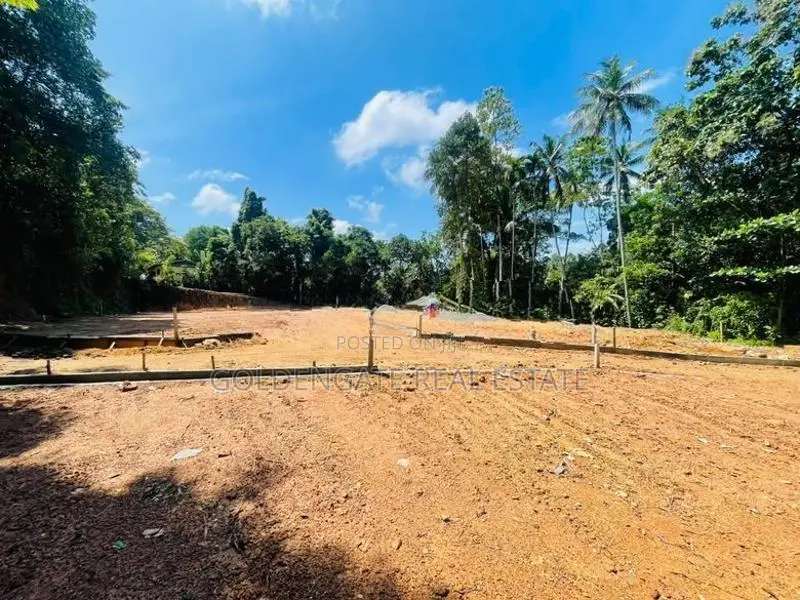 Kadawatha Land for Sale Near Bus Rode