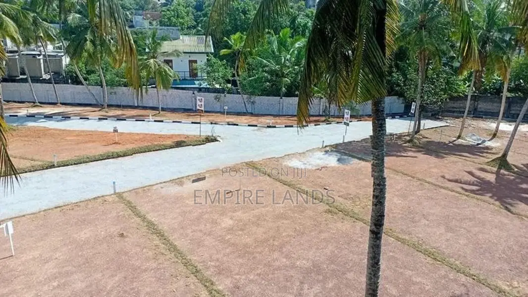 නේවාසික බිම් කොටස් කොච්චිකඩේ මීගමුව 250 බස් පාරට ආසන්නව