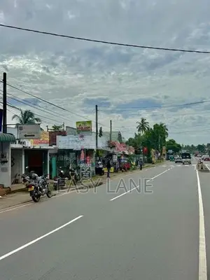 කොලඹ මීගමුව පාරට මුහුනලා කටුනායකින් පර්චස් 14.5 ක ඉඩම