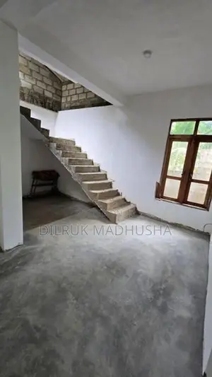 පර්චස් 15 අඩක් සාදා නිමකරන ලද දෙමහල් නිවසක්. දිවුලපිටිය