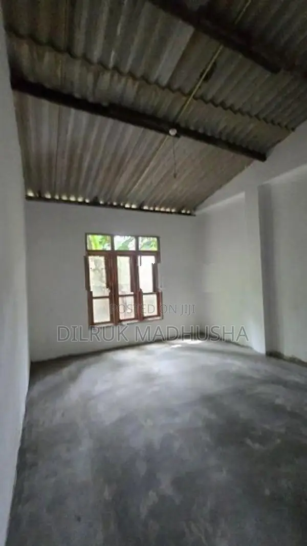 පර්චස් 15 අඩක් සාදා නිමකරන ලද දෙමහල් නිවසක්. දිවුලපිටිය