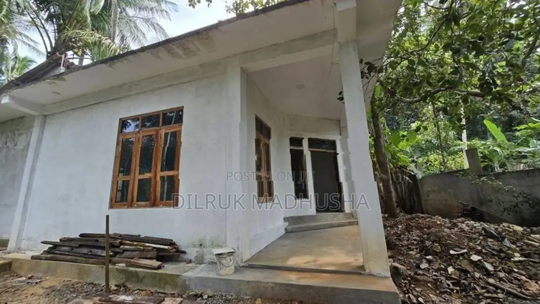 පර්චස් 15 අඩක් සාදා නිමකරන ලද දෙමහල් නිවසක්. දිවුලපිටිය