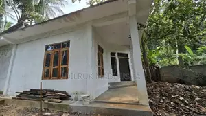 පර්චස් 15 අඩක් සාදා නිමකරන ලද දෙමහල් නිවසක්. දිවුලපිටිය