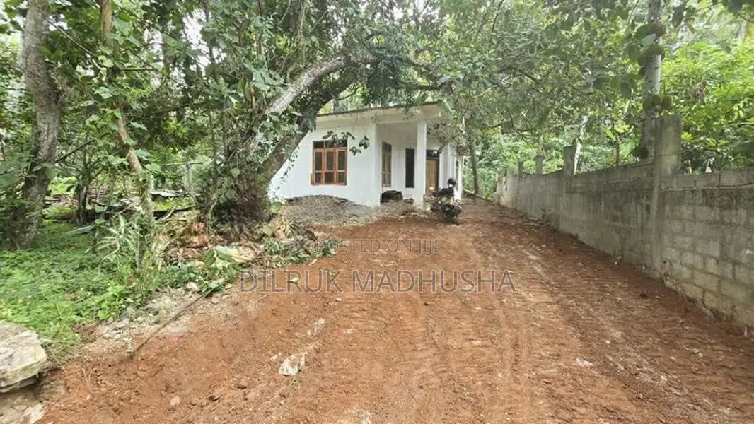 පර්චස් 15 අඩක් සාදා නිමකරන ලද දෙමහල් නිවසක්. දිවුලපිටිය