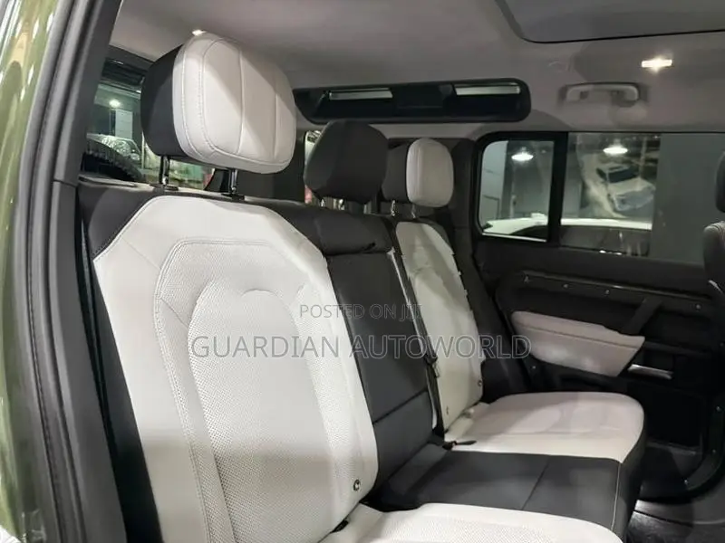Land Rover Defender P300 E HSE 2026