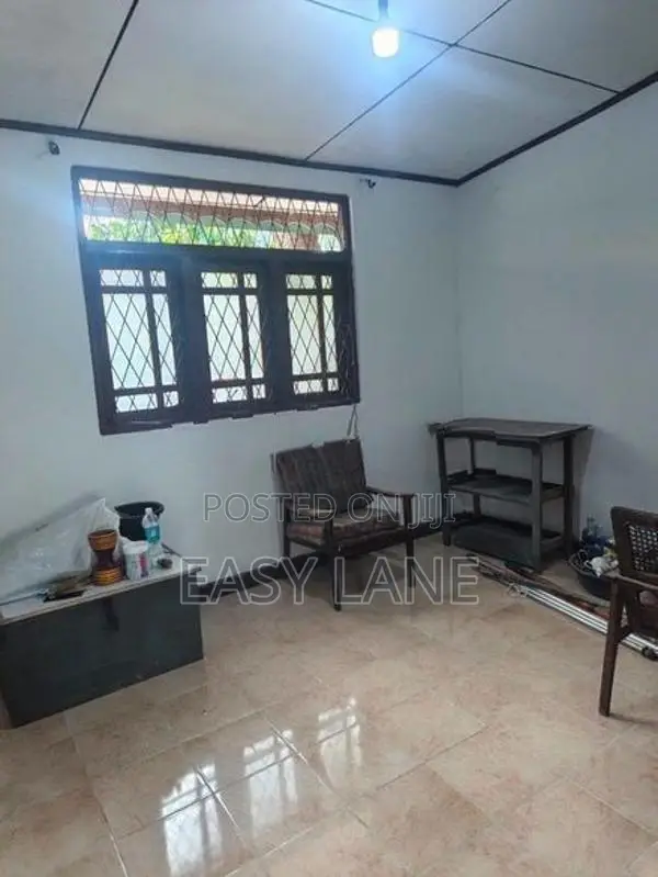 නිට්ටඹුව තිහාරියෙන් අන්ගසම්පූර්ණ නිවස, ඉඩම