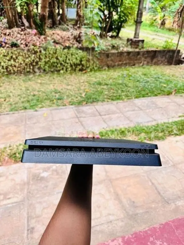 Sony PS4 Slim