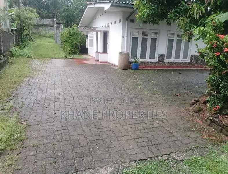 24p With a old House for Sale in Nugegoda