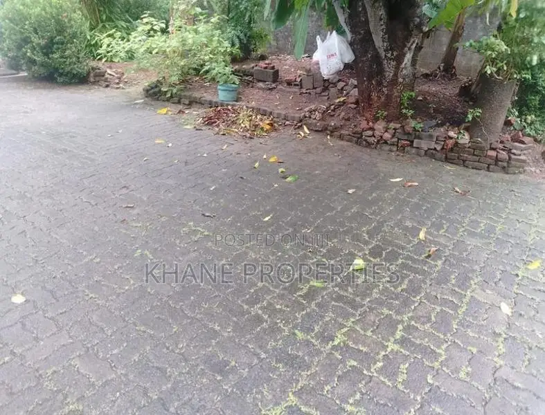 24p With a old House for Sale in Nugegoda