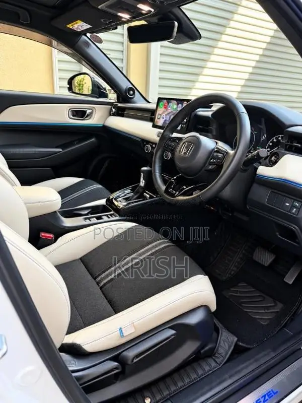 Honda Vezel Z Play 2025 SUV (Used)