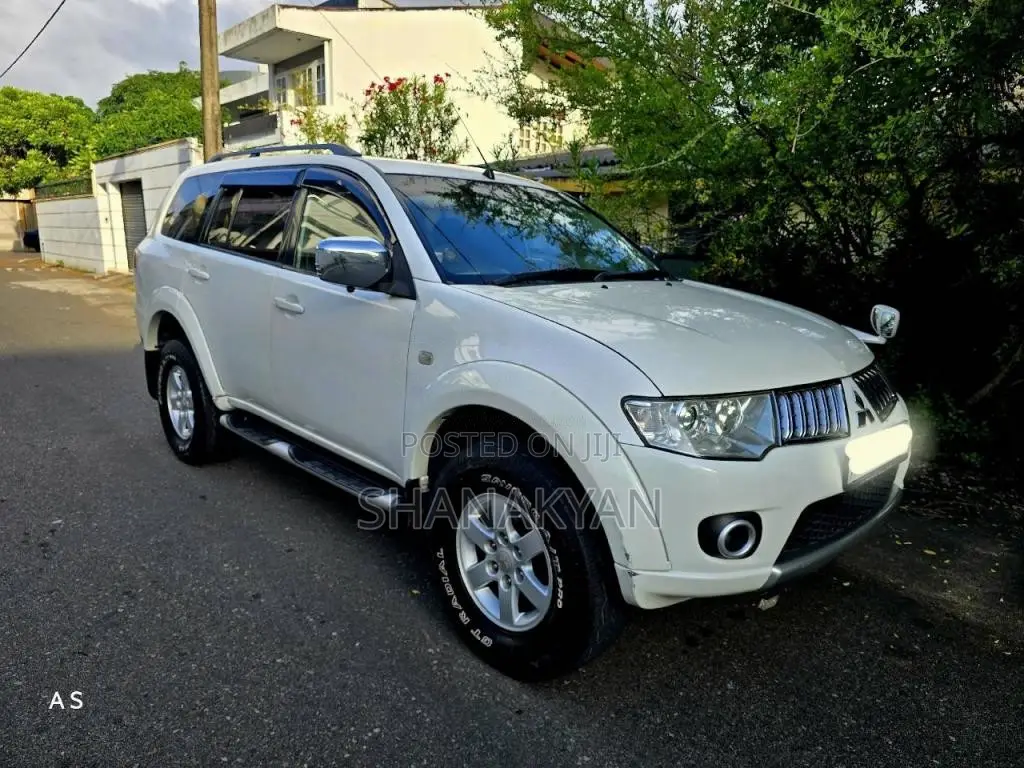 Mitsubishi Montero Spots 2011 SUV (Used)