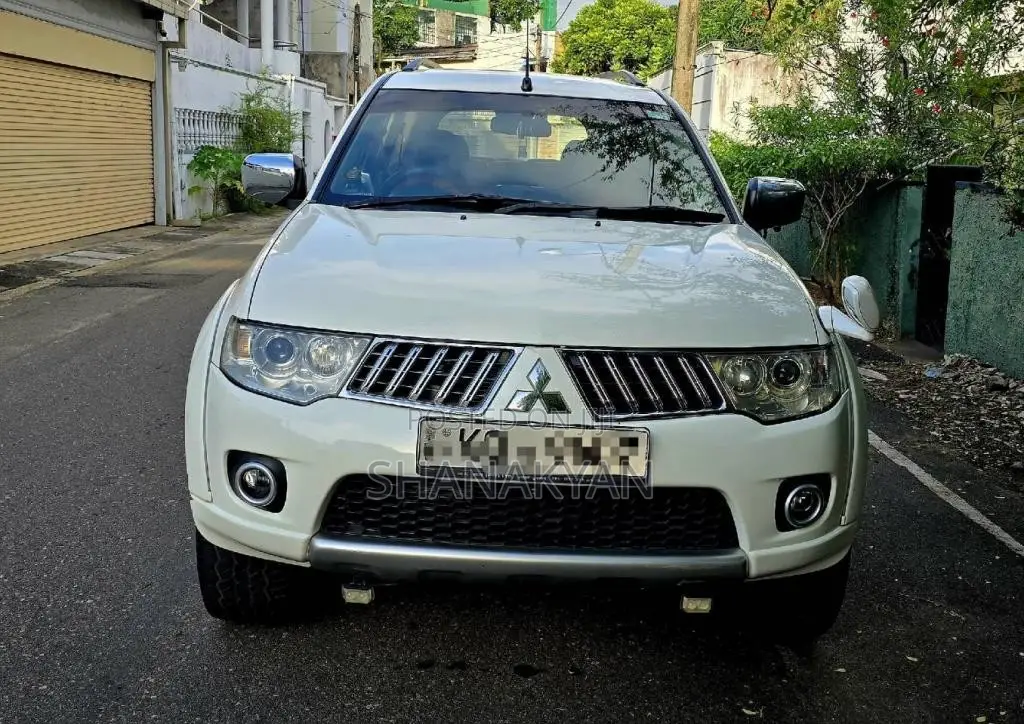 Mitsubishi Montero Spots 2011 SUV (Used)