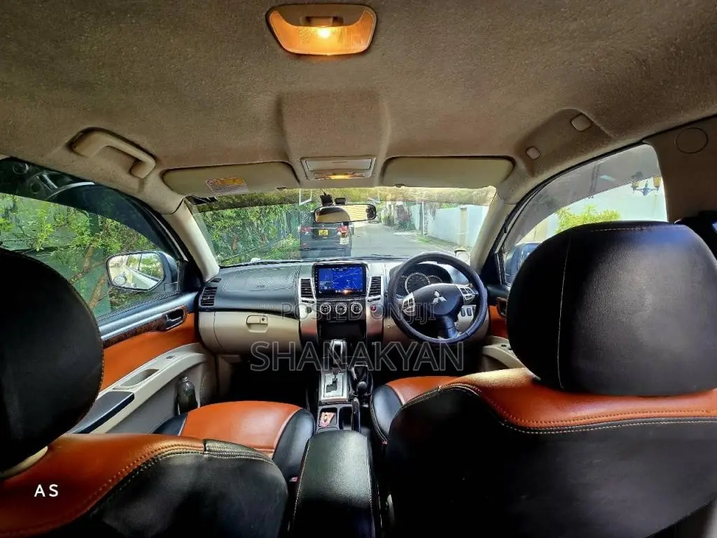Mitsubishi Montero Spots 2011 SUV (Used)