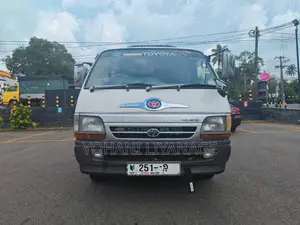 Toyota Dolphin 1992 Van (Used)