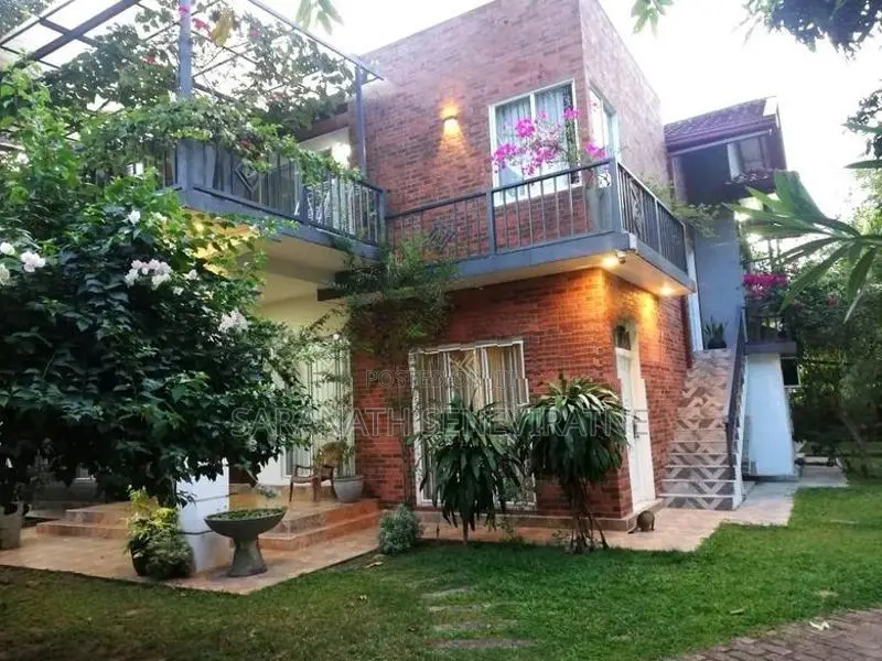 Luxury 8 Bedroomed House With Furniture For Sale in Katunayake