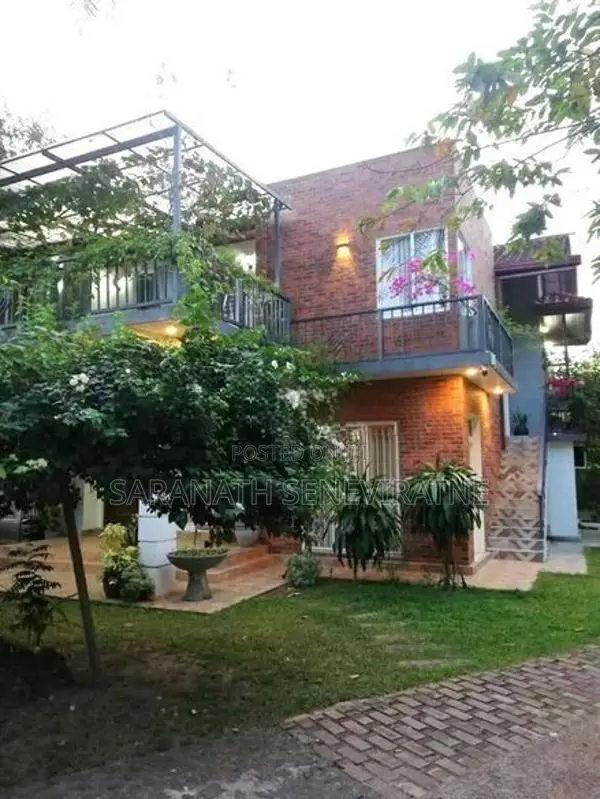 Luxury 8 Bedroomed House With Furniture For Sale in Katunayake