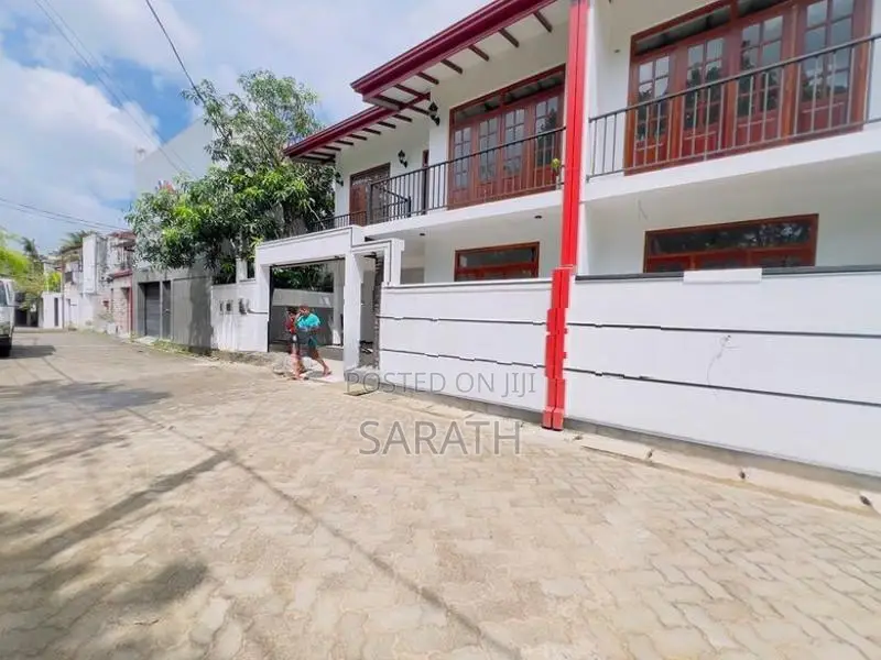 මාලබේ අලුත්ම දෙමහල් නිවසක් විකිණීමට ඇත.