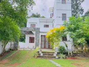 අතුරුගිරියේ පිහිටි හොඳ තත්ත්වයේ සුඛෝපභෝගී නිවසක් විකිණීමට ඇත.