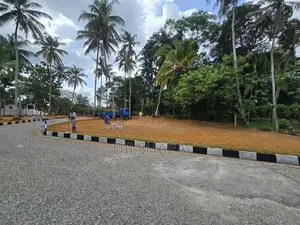 Yakkala නගරයෙන් නුවර පාරට ආසන්නව වටිනා බිම් කොටස් කිහිපයක්