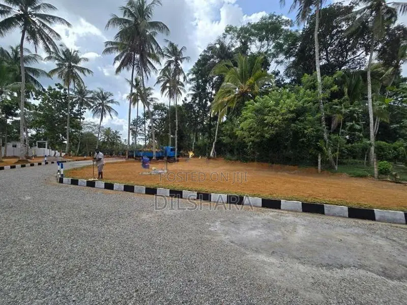 Yakkala නගරයෙන් නුවර පාරට ආසන්නව වටිනා බිම් කොටස් කිහිපයක්