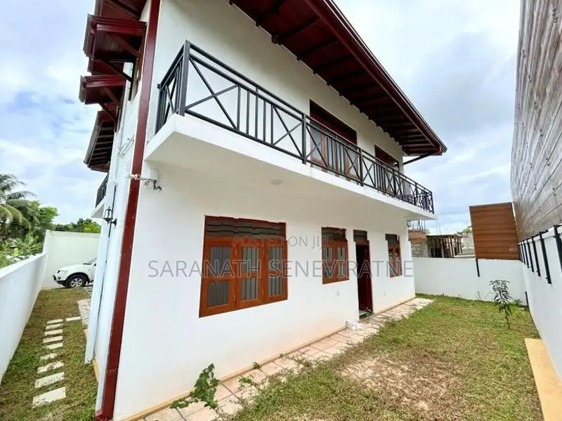 Luxury Brand-New House With 5 Bedrooms - Makandana Piliyandala