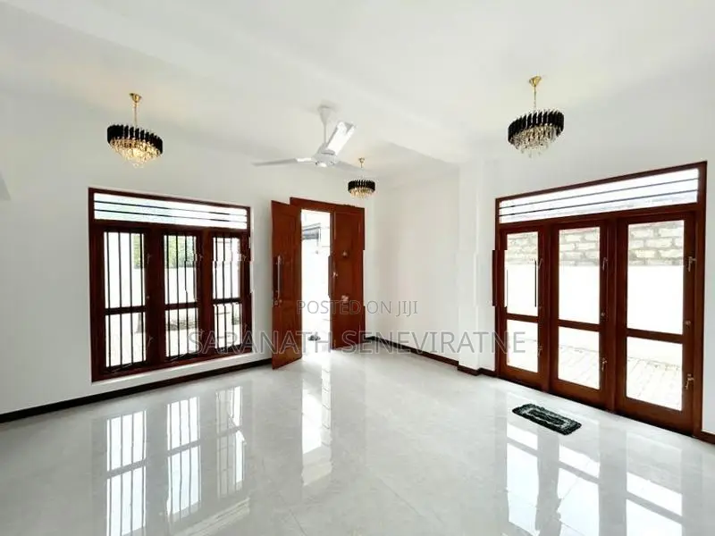 Luxury Brand-New House With 5 Bedrooms - Makandana Piliyandala