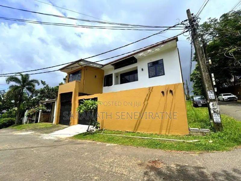 House Built With Jeffery Bawa Style Architecture - Battaramulla