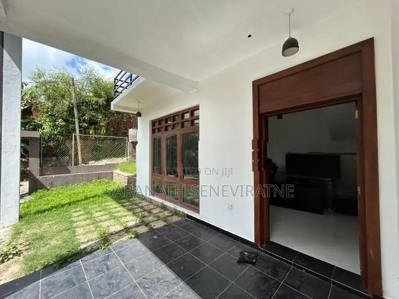 Brand-New Condition House For Sale in Ja-Ela Kotugoda With Furniture
