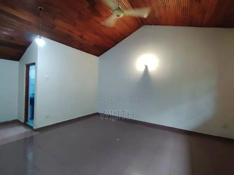 සුපරි ආයොජනයකි හයිලෙවල්එකට ආසන්නව දෙමහල් නිවසක් විකිනිමට පන්නපිටිය