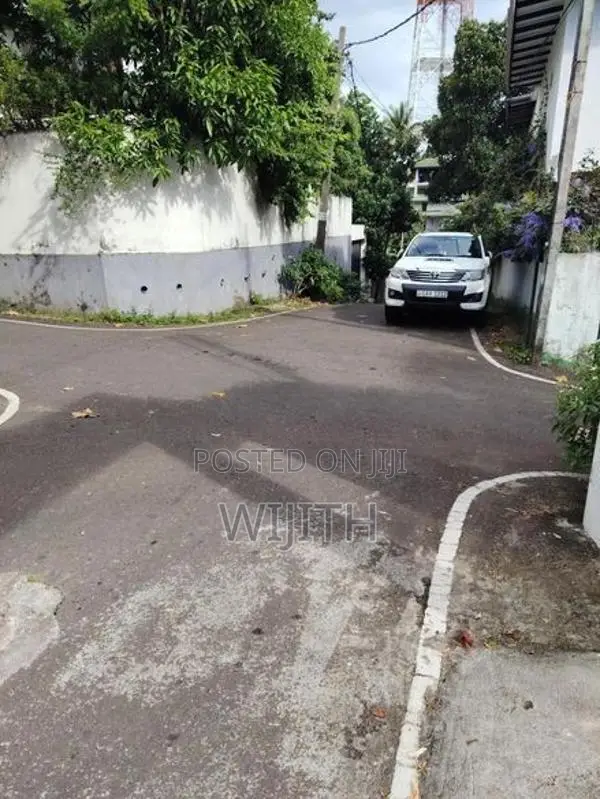 LUXURY THREE STOREY HOUSE FOR SALE IN CLOSE TO MALAMBE TOWN