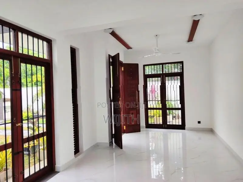 LUXURY THREE STOREY HOUSE FOR SALE IN CLOSE TO MALAMBE TOWN