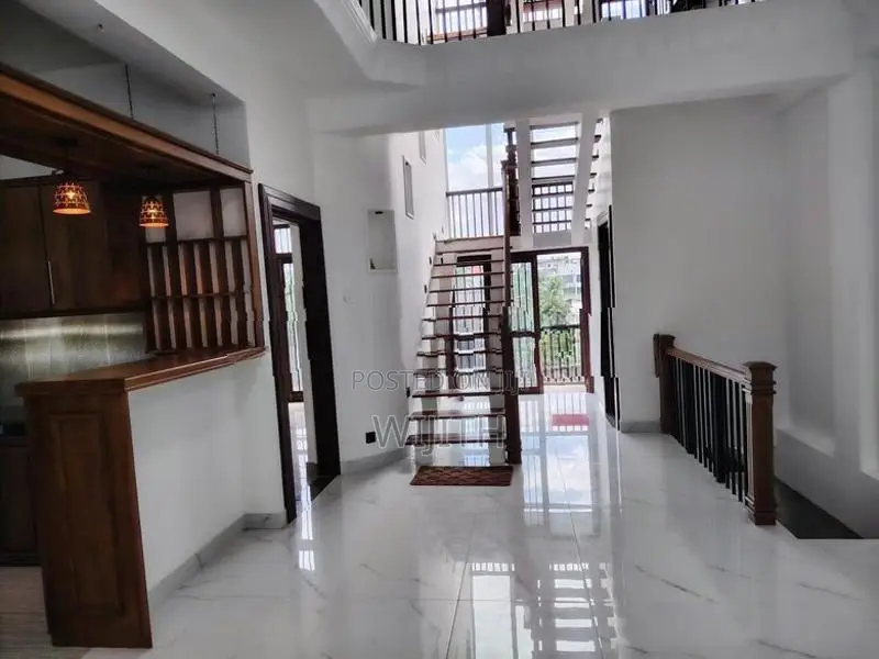 LUXURY THREE STOREY HOUSE FOR SALE IN CLOSE TO MALAMBE TOWN
