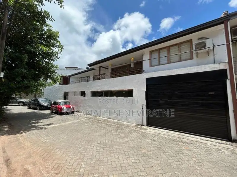 Luxury House in Wimalawatta Rd Nugegoda