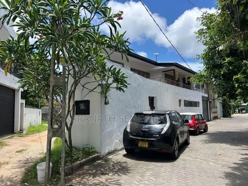 Luxury House in Wimalawatta Rd Nugegoda