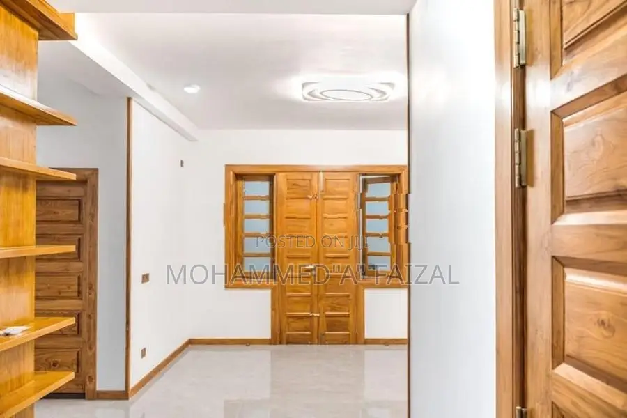 Apartment For Sale in Nelson Place Wellawathe Colombo.06